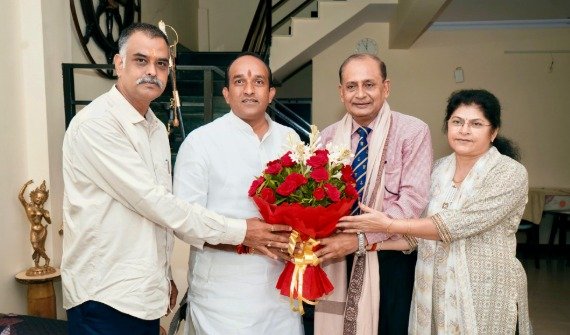 Corporation Chairman Kishan Suryavanshi honored Commander Pranay Rawat on Kargil Vijay Diwas