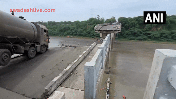गुजरात में बड़ा हादसा: वडोदरा-आणंद को जोड़ने वाला 45 साल पुराना पुल टूटा, कई वाहन नदी में गिरे