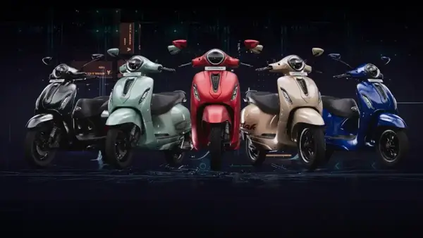 बजाज चेतक ई-स्कूटर का प्रोडक्शन रुकने की कगार पर: चीन से सप्लाई बंद होने से बढ़ा संकट