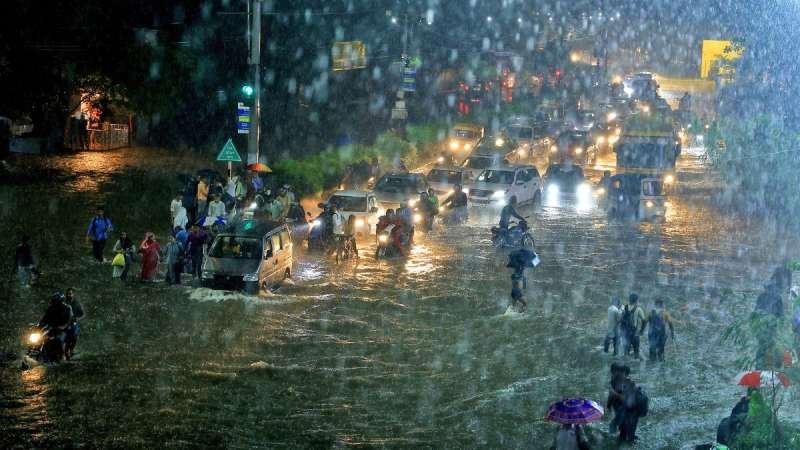 एमपी में भारी बारिश का कहर: नर्मदा नदी खतरे के पार, 7 जिलों में ऑरेंज अलर्ट, मंदसौर में 2 की मौत