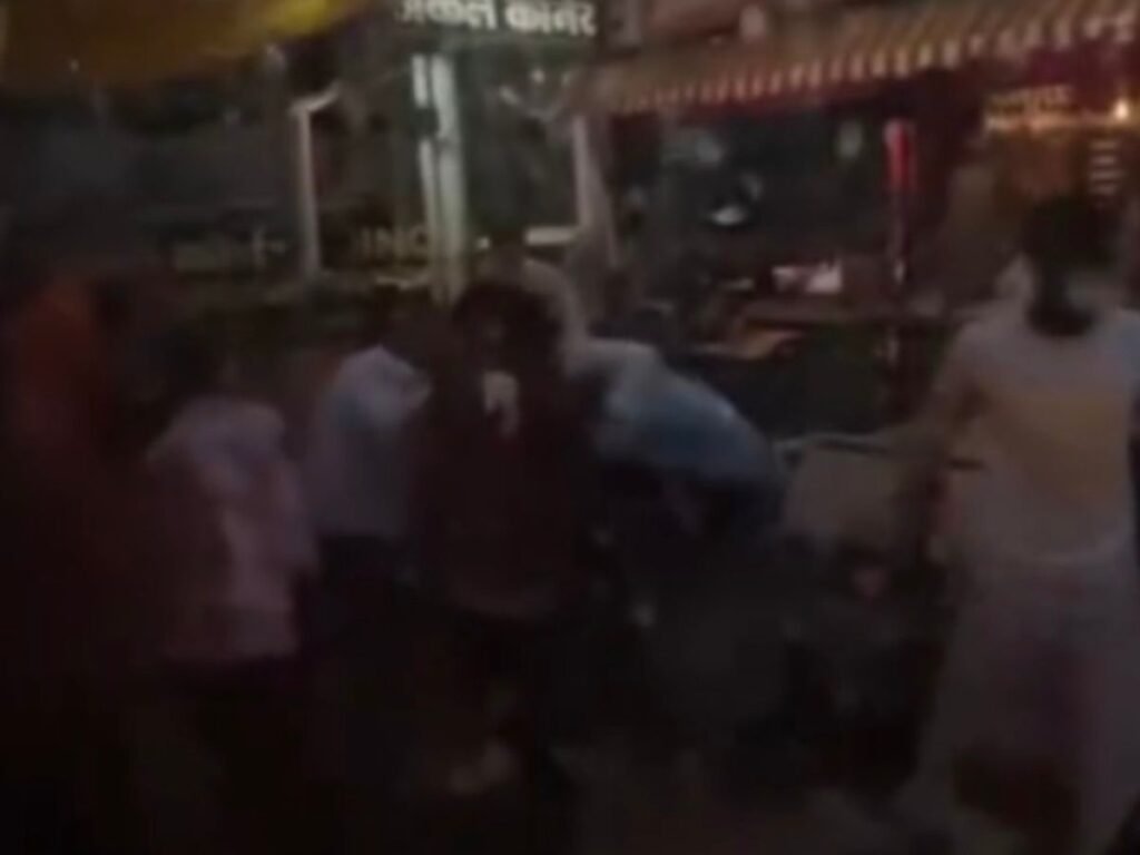 ग्वालियर चौपाटी में दो फास्ट फूड दुकानों के बीच विवाद, सड़क पर चले लात-घूंसे और कुर्सियां