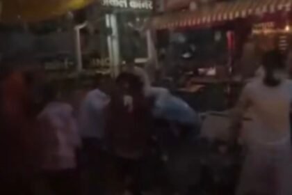 ग्वालियर चौपाटी में दो फास्ट फूड दुकानों के बीच विवाद, सड़क पर चले लात-घूंसे और कुर्सियां