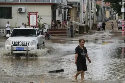 बीजिंग में बाढ़ का कहर: 34 लोगों की मौत, 80 हजार से ज्यादा बेघर