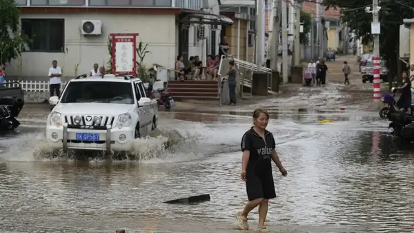 बीजिंग में बाढ़ का कहर: 34 लोगों की मौत, 80 हजार से ज्यादा बेघर