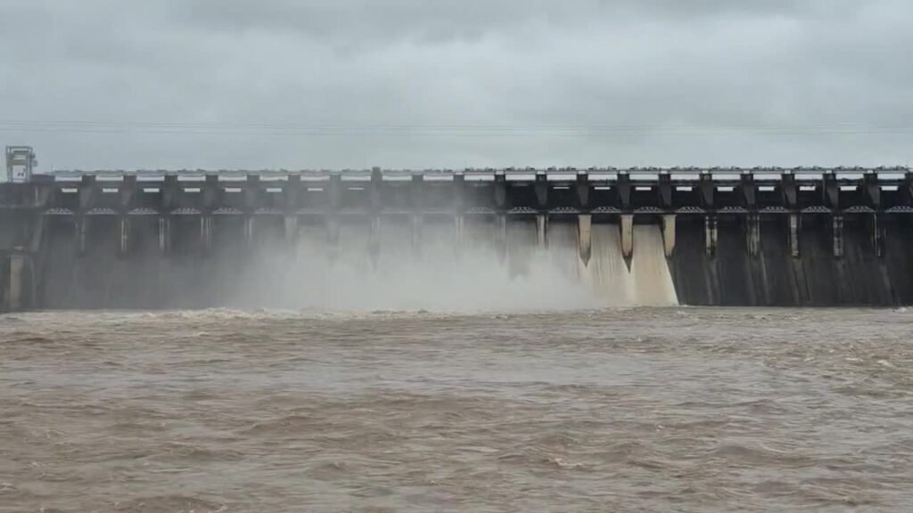 जबलपुर में बाढ़ जैसे हालात: बरगी डैम के 9 गेट खोले, छोड़ा 52 हजार क्यूसेक पानी, कई जिलों में रेड अलर्ट