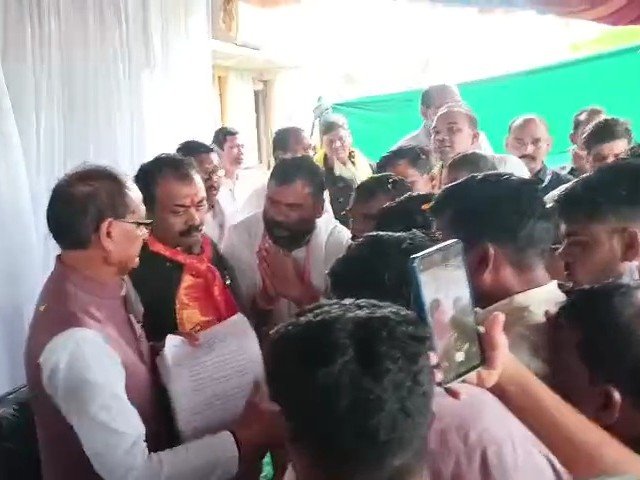 शिवराज सिंह चौहान पहुंचे खिवनी गांव, आदिवासियों से बोले- अफसरों ने अमानवीयता की, मिलेगा दंड