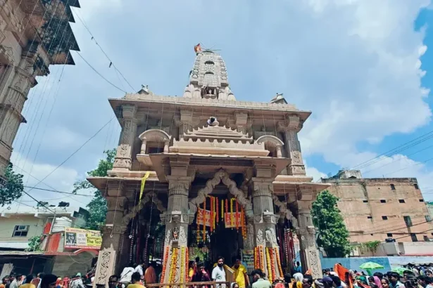 “जब जंजीरें टूटीं और हाथी हार गए – ग्वालियर के शिवलिंग का अद्भुत रहस्य”