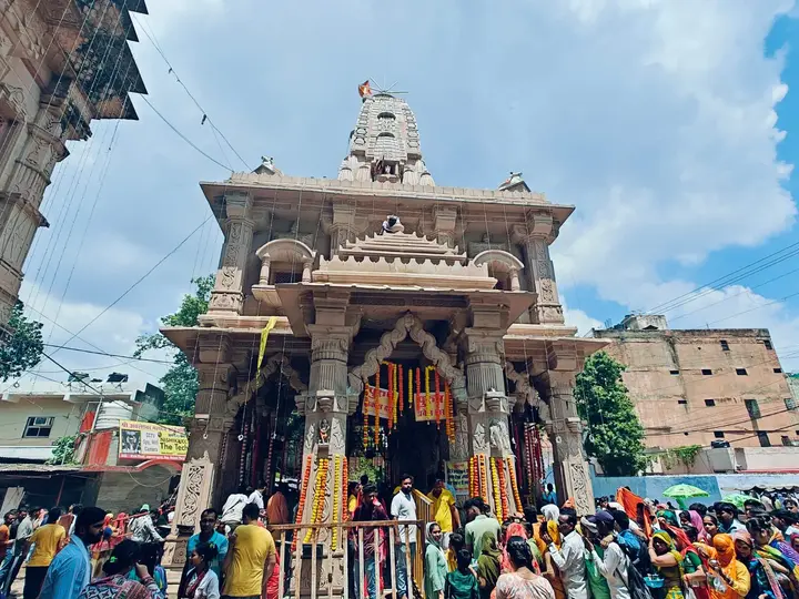 “जब जंजीरें टूटीं और हाथी हार गए – ग्वालियर के शिवलिंग का अद्भुत रहस्य”