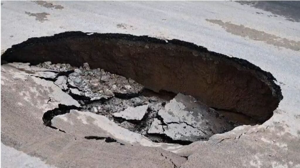 ग्वालियर की चेतकपुरी रोड पर भ्रष्टाचार उजागर, दो इंजीनियर हुए निलंबित