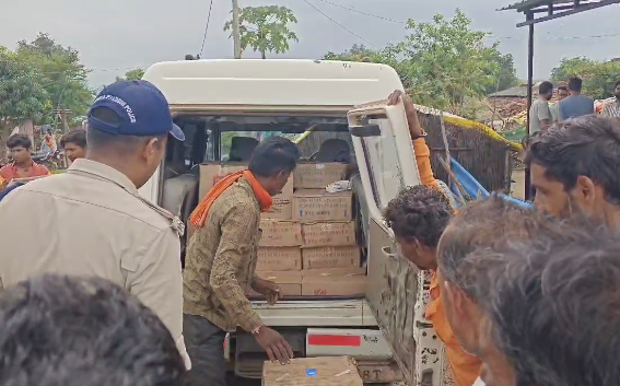 De-addiction campaign got a big success in Tamia, villagers caught a Bolero full of illegal liquor