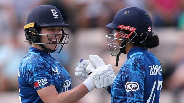 20 साल पुराना रिकॉर्ड टूटा: भारत के खिलाफ इंग्लैंड की दो महिला खिलाड़ियों ने रचा इतिहास