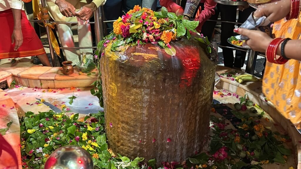 क्यों टेढ़ा है ग्वालियर का ये शिवलिंग? औरंगजेब से जुड़ा है रहस्यमयी सच!