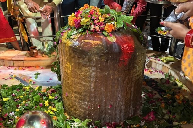 क्यों टेढ़ा है ग्वालियर का ये शिवलिंग? औरंगजेब से जुड़ा है रहस्यमयी सच!