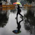 अगले 3 दिन नहीं होगी भारी बारिश, अब तक औसत से 8 इंच ज्यादा बरसात 21 और 22 जुलाई को भी मौसम सामान्य रहेगा। 23 जुलाई से पूर्वी जिलों में फिर तेज बारिश की वापसी हो सकती है। 📊 अब तक हुई बारिश का आंकड़ा: सामान्य से 8 इंच ज्यादा इस मानसून सीजन में अब तक 20.5 इंच बारिश दर्ज की गई है, जबकि इस समय तक औसतन 12.3 इंच पानी गिरना चाहिए था। यानी, 8.2 इंच ज्यादा बारिश हो चुकी है। निवाड़ी और टीकमगढ़ जैसे जिलों में सामान्य बारिश का कोटा पूरा हो चुका है। अन्य कई जिलों में भी 80% से अधिक बारिश हो चुकी है। 🌪️ बारिश क्यों थमी? मानसून ट्रफ और डिप्रेशन एमपी से दूर मौसम वैज्ञानिक अरुण शर्मा के मुताबिक: फिलहाल कोई बड़ा सिस्टम एमपी के आसपास सक्रिय नहीं है। मानसून ट्रफ और डिप्रेशन उत्तर या दक्षिण की ओर शिफ्ट हो चुके हैं। जैसे ही वेस्टर्न डिस्टर्बेंस (पश्चिमी विक्षोभ) सक्रिय होगा, बारिश फिर तेज हो सकती है। ☀️ रविवार को रहा साफ मौसम, सिर्फ श्योपुर में हल्की बारिश शनिवार को जहां प्रदेश में रुक-रुक कर तेज बारिश हुई, वहीं रविवार को अधिकांश जिलों में धूप खिली रही। केवल श्योपुर में दोपहर तक हल्की बूंदाबांदी दर्ज की गई। 📈 प्रमुख शहरों में दिन का तापमान: खजुराहो: 35.6°C सीधी: 34.6°C सतना: 33.9°C मंडला: 33.5°C दतिया, रायसेन, नर्मदापुरम: 33.4°C ⚡ रात में इन जिलों में गिरी हल्की बारिश और बिजली चमकी रविवार की रात कुछ जिलों में बिजली चमकने के साथ हल्की बारिश देखने को मिली: बालाघाट, अनूपपुर, शहडोल, राजगढ़, छिंदवाड़ा, सिवनी, डिंडौरी मंडला, उमरिया, सीधी, सिंगरौली, रीवा, मऊगंज, बैतूल, मैहर जबलपुर, कटनी 📌 निष्कर्ष: अभी 3 दिन राहत, लेकिन 23 जुलाई से फिर हो सकती है मूसलधार बारिश अगर आप यात्रा या खेतों की योजना बना रहे हैं तो अगले 2-3 दिन मौसम अनुकूल रहेगा। हालांकि, 23 जुलाई से फिर से अत्यधिक वर्षा की संभावना है, इसलिए मौसम अपडेट पर नजर बनाए रखें।