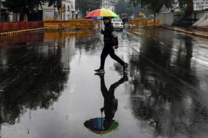 अगले 3 दिन नहीं होगी भारी बारिश, अब तक औसत से 8 इंच ज्यादा बरसात 21 और 22 जुलाई को भी मौसम सामान्य रहेगा। 23 जुलाई से पूर्वी जिलों में फिर तेज बारिश की वापसी हो सकती है। 📊 अब तक हुई बारिश का आंकड़ा: सामान्य से 8 इंच ज्यादा इस मानसून सीजन में अब तक 20.5 इंच बारिश दर्ज की गई है, जबकि इस समय तक औसतन 12.3 इंच पानी गिरना चाहिए था। यानी, 8.2 इंच ज्यादा बारिश हो चुकी है। निवाड़ी और टीकमगढ़ जैसे जिलों में सामान्य बारिश का कोटा पूरा हो चुका है। अन्य कई जिलों में भी 80% से अधिक बारिश हो चुकी है। 🌪️ बारिश क्यों थमी? मानसून ट्रफ और डिप्रेशन एमपी से दूर मौसम वैज्ञानिक अरुण शर्मा के मुताबिक: फिलहाल कोई बड़ा सिस्टम एमपी के आसपास सक्रिय नहीं है। मानसून ट्रफ और डिप्रेशन उत्तर या दक्षिण की ओर शिफ्ट हो चुके हैं। जैसे ही वेस्टर्न डिस्टर्बेंस (पश्चिमी विक्षोभ) सक्रिय होगा, बारिश फिर तेज हो सकती है। ☀️ रविवार को रहा साफ मौसम, सिर्फ श्योपुर में हल्की बारिश शनिवार को जहां प्रदेश में रुक-रुक कर तेज बारिश हुई, वहीं रविवार को अधिकांश जिलों में धूप खिली रही। केवल श्योपुर में दोपहर तक हल्की बूंदाबांदी दर्ज की गई। 📈 प्रमुख शहरों में दिन का तापमान: खजुराहो: 35.6°C सीधी: 34.6°C सतना: 33.9°C मंडला: 33.5°C दतिया, रायसेन, नर्मदापुरम: 33.4°C ⚡ रात में इन जिलों में गिरी हल्की बारिश और बिजली चमकी रविवार की रात कुछ जिलों में बिजली चमकने के साथ हल्की बारिश देखने को मिली: बालाघाट, अनूपपुर, शहडोल, राजगढ़, छिंदवाड़ा, सिवनी, डिंडौरी मंडला, उमरिया, सीधी, सिंगरौली, रीवा, मऊगंज, बैतूल, मैहर जबलपुर, कटनी 📌 निष्कर्ष: अभी 3 दिन राहत, लेकिन 23 जुलाई से फिर हो सकती है मूसलधार बारिश अगर आप यात्रा या खेतों की योजना बना रहे हैं तो अगले 2-3 दिन मौसम अनुकूल रहेगा। हालांकि, 23 जुलाई से फिर से अत्यधिक वर्षा की संभावना है, इसलिए मौसम अपडेट पर नजर बनाए रखें।