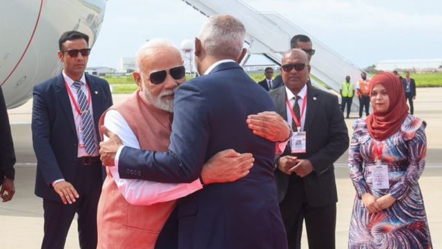 मालदीव में पीएम मोदी का ऐतिहासिक स्वागत: राष्ट्रपति मुइज्जू पहुंचे एयरपोर्ट, चीन-पाकिस्तान को बड़ा झटका