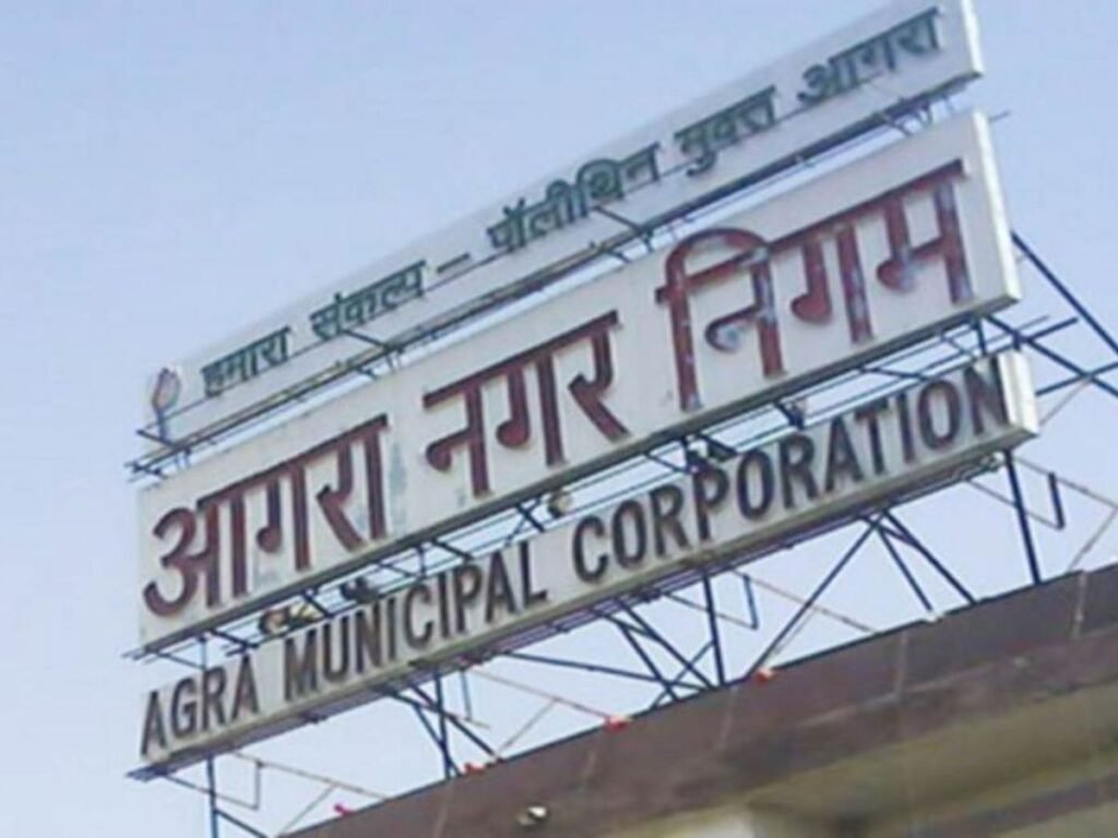आगरा में कांग्रेस का नगर निगम घेराव: वॉर्ड 18 और 30 में गंदगी देख बोले- यह स्मार्ट सिटी नहीं, नरक सिटी है