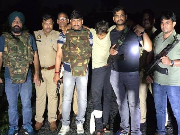 झांसी एनकाउंटर: शादी की सालगिरह पर लूटने वाले बदमाश को गोली लगी, नाबालिग साथी गिरफ्तार