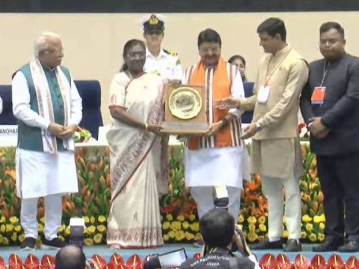 इंदौर बना लगातार आठवीं बार देश का सबसे स्वच्छ शहर, राष्ट्रपति मुर्मु ने किया सम्मानित