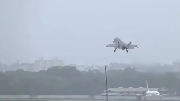 एक महीने बाद ठीक होकर केरल से ब्रिटेन रवाना हुआ ब्रिटिश फाइटर जेट F-35B