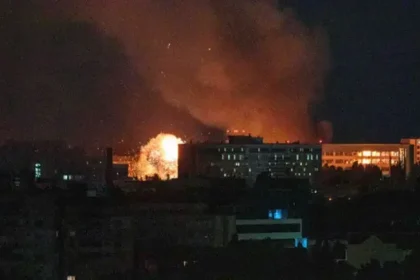 यूक्रेन पर रूस का भीषण हमला: कीव में मिसाइल और ड्रोन से तबाही, छह की मौत, 50 से ज्यादा घायल