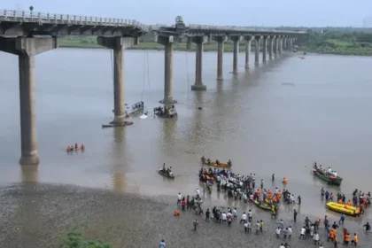 वडोदरा पुल हादसा: मौत का आंकड़ा 18 पहुंचा, तीसरे दिन भी रेस्क्यू जारी, दो लोग अब भी लापता