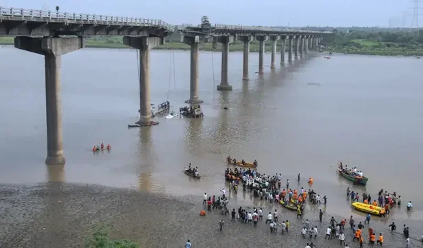 वडोदरा पुल हादसा: मौत का आंकड़ा 18 पहुंचा, तीसरे दिन भी रेस्क्यू जारी, दो लोग अब भी लापता