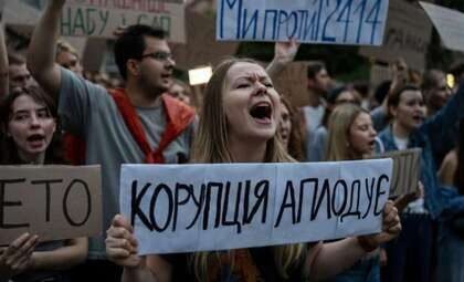 यूक्रेन में जेलेंस्की के नए भ्रष्टाचार कानून पर भड़की जनता, हजारों लोग सड़कों पर उतरे