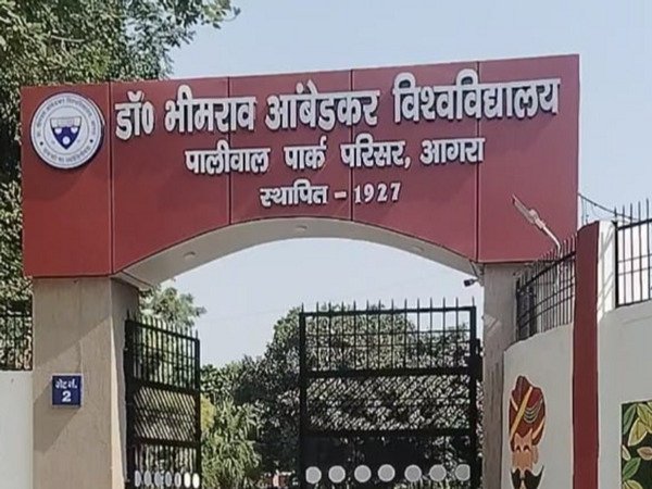 14 साल बाद भी नहीं मिली डिग्री: आगरा यूनिवर्सिटी पर 46 हजार का जुर्माना