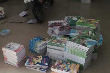 आगरा में शिक्षा विभाग की लापरवाही उजागर: स्कूलों के कमरों में मिली हजारों किताबें और एक्सपायर दवाएं