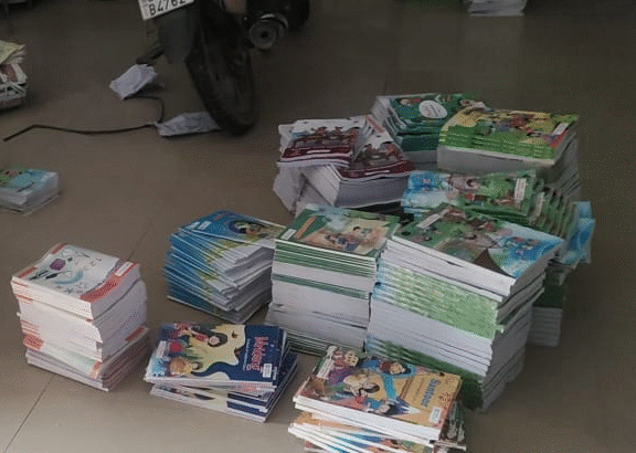 आगरा में शिक्षा विभाग की लापरवाही उजागर: स्कूलों के कमरों में मिली हजारों किताबें और एक्सपायर दवाएं