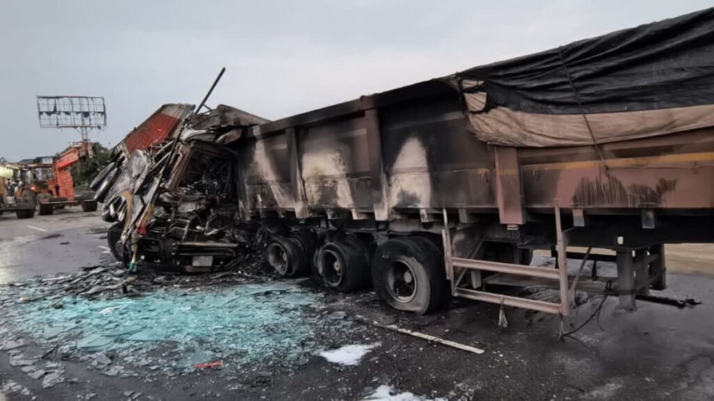 ट्रक पिकअप टक्कर