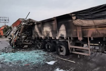 ट्रक पिकअप टक्कर