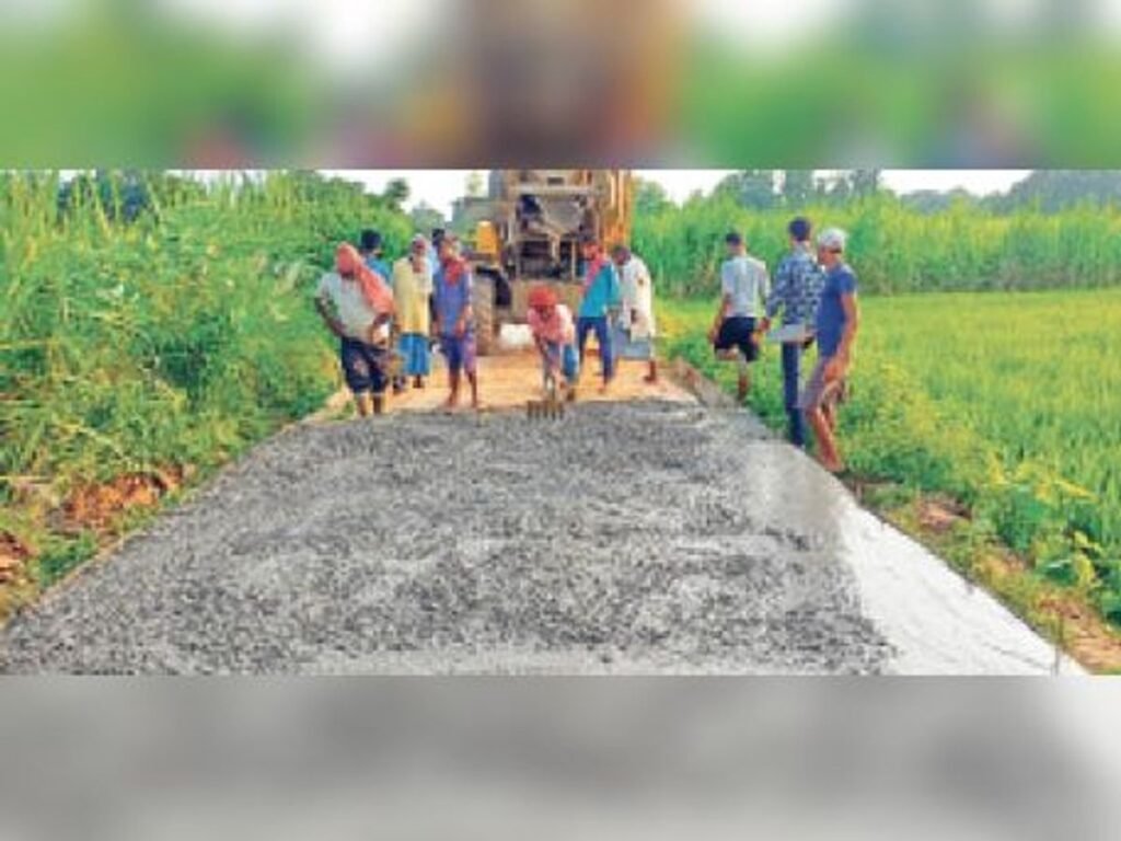 निरसा में जर्जर सड़क पर ग्रामीणों का विरोध, BDO से की शिकायत