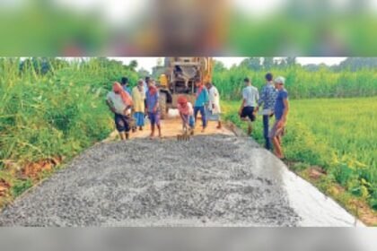 निरसा में जर्जर सड़क पर ग्रामीणों का विरोध, BDO से की शिकायत