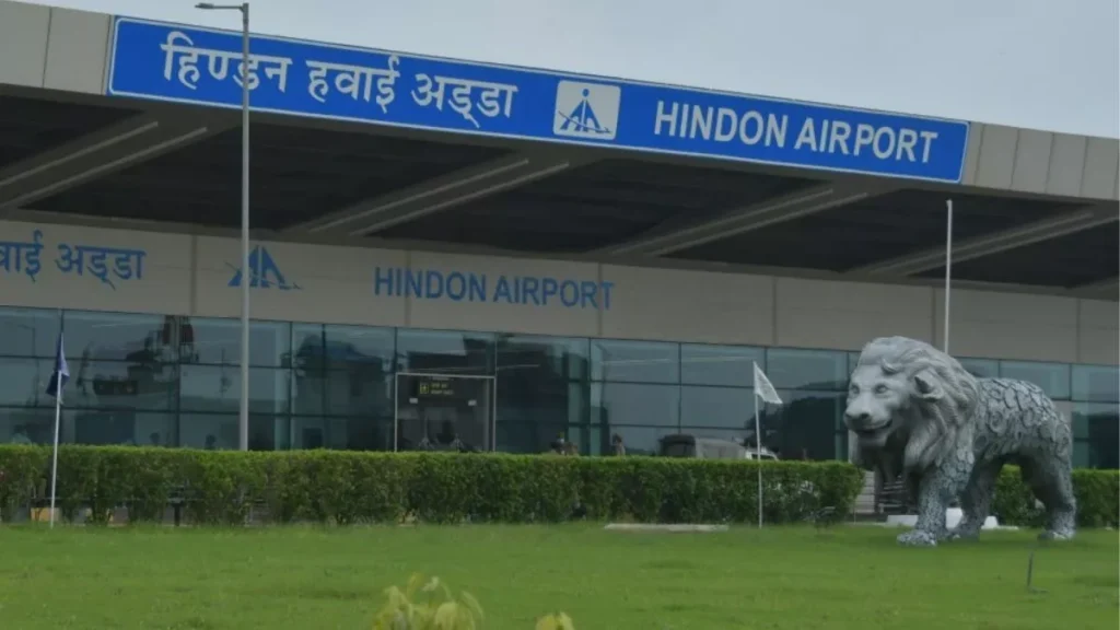 हिंडन एयरपोर्ट से इंडिगो की फ्लाइट