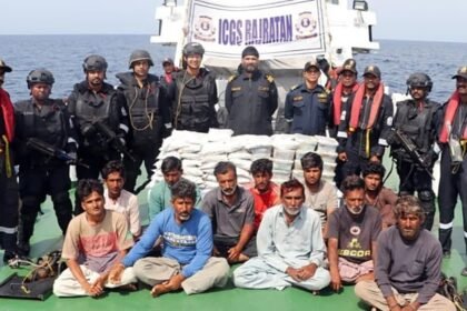 भारत-पाक सीमा पर BSF की बड़ी कार्रवाई: कच्छ से 15 पाकिस्तानी मछुआरे गिरफ्तार, इंजन लगी नाव जब्त