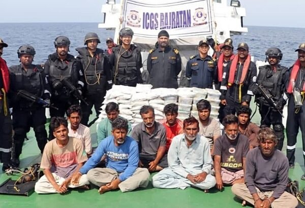 भारत-पाक सीमा पर BSF की बड़ी कार्रवाई: कच्छ से 15 पाकिस्तानी मछुआरे गिरफ्तार, इंजन लगी नाव जब्त