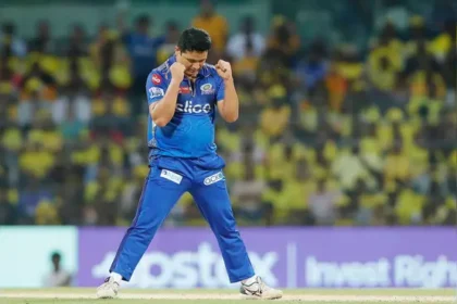 साउथ अफ्रीका की टी20 लीग SA20 का चौथा सीजन इस बार भारतीय क्रिकेट प्रेमियों के लिए खास होने वाला है। इस सीजन में 13 भारतीय खिलाड़ियों ने रजिस्ट्रेशन कराया है। इन खिलाड़ियों में शामिल हैं: पीयूष चावला सिद्धार्थ कौल अंकित राजपूत ये सभी खिलाड़ी 9 सितंबर 2025 को होने वाली नीलामी में 784 रजिस्टर्ड क्रिकेटर्स की सूची का हिस्सा होंगे। BCCI के नियमों के अनुसार, विदेशी लीग में भारतीय खिलाड़ी तभी खेल सकते हैं जब वे या तो अंतरराष्ट्रीय क्रिकेट से रिटायर हो चुके हों या IPL/भारत के लिए खेलने का दावा छोड़ चुके हों। पीयूष चावला का बेस प्राइस सबसे ऊँचा पीयूष चावला: रिजर्व प्राइस 1,000,000 रैंड (~50 लाख रुपए) इमरान खान: बेस प्राइस 500,000 रैंड (~25 लाख रुपए) बाकी सभी भारतीय खिलाड़ियों का बेस प्राइस 200,000 रैंड (~10 लाख रुपए) पीयूष चावला ने अपना अंतिम IPL सीजन मुंबई इंडियंस के लिए खेला और 6 जून 2025 को अंतरराष्ट्रीय क्रिकेट से संन्यास लिया। नीलामी का आयोजन नीलामी जोहान्सबर्ग में होगी। लीग की 6 फ्रेंचाइजियों के पास कुल 7.4 मिलियन अमेरिकी डॉलर का बजट है। इन पैसों से 84 स्लॉट्स भरे जाएंगे। हर टीम को एक वाइल्डकार्ड खिलाड़ी चुनने की अनुमति है। वाइल्डकार्ड विदेशी या साउथ अफ्रीकी हो सकता है। वाइल्डकार्ड खिलाड़ी की सैलरी पेमेंट कैप के बाहर रहेगी। दिनेश कार्तिक: SA20 का अनुभव दिनेश कार्तिक पहले ही SA20 लीग में खेल चुके हैं। उन्होंने तीसरे सीजन में पार्ल रॉयल्स की ओर से प्रदर्शन किया था। उस समय तक वह सभी फॉर्मेट से रिटायर थे। अंतरराष्ट्रीय खिलाड़ियों का जश्न पाकिस्तान: 40 खिलाड़ी रजिस्ट्रेशन में शामिल, जैसे आजम खान, इमाम-उल-हक, अबरार अहमद, सैम अयूब। इंग्लैंड: 150+ खिलाड़ी, जिनमें जेसन रॉय और एलेक्स हेल्स शामिल हैं। दक्षिण अफ्रीका: बड़े खिलाड़ी उपलब्ध, जैसे ऐडन मार्करम, लुंगी एनगिडी, वियान मुल्डर, केशव महाराज। युवा टैलेंट: डेवाल्ड ब्रेविस और क्वेना मफाका T20 स्पेशलिस्ट: क्विंटन डिकॉक, एनरिक नॉर्खिया, तबरेज शम्सी SA20: दक्षिण अफ्रीका का मिनी IPL SA20 ने पिछले तीन सीज़नों में लोकप्रियता में जबरदस्त बढ़ोतरी की है। इसे दक्षिण अफ्रीका का मिनी IPL कहा जाने लगा है। IPL जैसी नीलामी प्रक्रिया घरेलू और विदेशी खिलाड़ियों का संतुलित मिश्रण क्रिकेट फैन्स के लिए रोमांचक मैच निष्कर्ष: चौथा सीजन भारतीय खिलाड़ियों और इंटरनेशनल स्टार्स दोनों के लिए रोमांचक साबित होने वाला है।