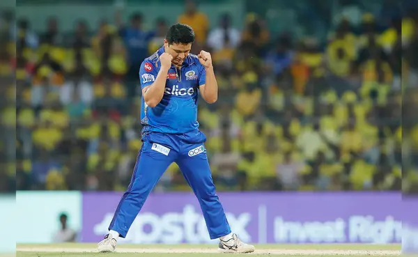 साउथ अफ्रीका की टी20 लीग SA20 का चौथा सीजन इस बार भारतीय क्रिकेट प्रेमियों के लिए खास होने वाला है। इस सीजन में 13 भारतीय खिलाड़ियों ने रजिस्ट्रेशन कराया है। इन खिलाड़ियों में शामिल हैं: पीयूष चावला सिद्धार्थ कौल अंकित राजपूत ये सभी खिलाड़ी 9 सितंबर 2025 को होने वाली नीलामी में 784 रजिस्टर्ड क्रिकेटर्स की सूची का हिस्सा होंगे। BCCI के नियमों के अनुसार, विदेशी लीग में भारतीय खिलाड़ी तभी खेल सकते हैं जब वे या तो अंतरराष्ट्रीय क्रिकेट से रिटायर हो चुके हों या IPL/भारत के लिए खेलने का दावा छोड़ चुके हों। पीयूष चावला का बेस प्राइस सबसे ऊँचा पीयूष चावला: रिजर्व प्राइस 1,000,000 रैंड (~50 लाख रुपए) इमरान खान: बेस प्राइस 500,000 रैंड (~25 लाख रुपए) बाकी सभी भारतीय खिलाड़ियों का बेस प्राइस 200,000 रैंड (~10 लाख रुपए) पीयूष चावला ने अपना अंतिम IPL सीजन मुंबई इंडियंस के लिए खेला और 6 जून 2025 को अंतरराष्ट्रीय क्रिकेट से संन्यास लिया। नीलामी का आयोजन नीलामी जोहान्सबर्ग में होगी। लीग की 6 फ्रेंचाइजियों के पास कुल 7.4 मिलियन अमेरिकी डॉलर का बजट है। इन पैसों से 84 स्लॉट्स भरे जाएंगे। हर टीम को एक वाइल्डकार्ड खिलाड़ी चुनने की अनुमति है। वाइल्डकार्ड विदेशी या साउथ अफ्रीकी हो सकता है। वाइल्डकार्ड खिलाड़ी की सैलरी पेमेंट कैप के बाहर रहेगी। दिनेश कार्तिक: SA20 का अनुभव दिनेश कार्तिक पहले ही SA20 लीग में खेल चुके हैं। उन्होंने तीसरे सीजन में पार्ल रॉयल्स की ओर से प्रदर्शन किया था। उस समय तक वह सभी फॉर्मेट से रिटायर थे। अंतरराष्ट्रीय खिलाड़ियों का जश्न पाकिस्तान: 40 खिलाड़ी रजिस्ट्रेशन में शामिल, जैसे आजम खान, इमाम-उल-हक, अबरार अहमद, सैम अयूब। इंग्लैंड: 150+ खिलाड़ी, जिनमें जेसन रॉय और एलेक्स हेल्स शामिल हैं। दक्षिण अफ्रीका: बड़े खिलाड़ी उपलब्ध, जैसे ऐडन मार्करम, लुंगी एनगिडी, वियान मुल्डर, केशव महाराज। युवा टैलेंट: डेवाल्ड ब्रेविस और क्वेना मफाका T20 स्पेशलिस्ट: क्विंटन डिकॉक, एनरिक नॉर्खिया, तबरेज शम्सी SA20: दक्षिण अफ्रीका का मिनी IPL SA20 ने पिछले तीन सीज़नों में लोकप्रियता में जबरदस्त बढ़ोतरी की है। इसे दक्षिण अफ्रीका का मिनी IPL कहा जाने लगा है। IPL जैसी नीलामी प्रक्रिया घरेलू और विदेशी खिलाड़ियों का संतुलित मिश्रण क्रिकेट फैन्स के लिए रोमांचक मैच निष्कर्ष: चौथा सीजन भारतीय खिलाड़ियों और इंटरनेशनल स्टार्स दोनों के लिए रोमांचक साबित होने वाला है।