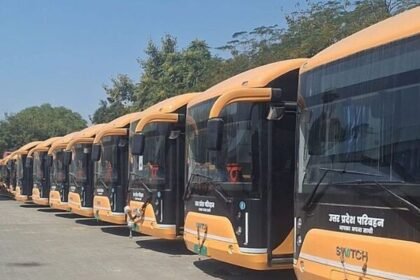 आगरा में 38 करोड़ की इलेक्ट्रिक बसें 5 महीने से खड़ी, चार्जिंग स्टेशन न बनने से यात्रियों को नहीं मिल रहा लाभ