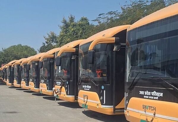 आगरा में 38 करोड़ की इलेक्ट्रिक बसें 5 महीने से खड़ी, चार्जिंग स्टेशन न बनने से यात्रियों को नहीं मिल रहा लाभ