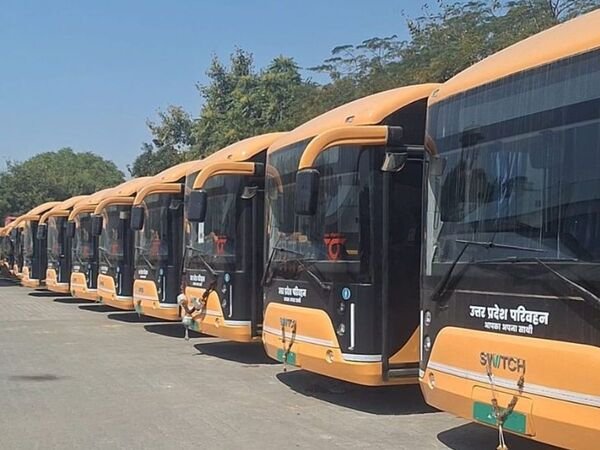 आगरा में 38 करोड़ की इलेक्ट्रिक बसें 5 महीने से खड़ी, चार्जिंग स्टेशन न बनने से यात्रियों को नहीं मिल रहा लाभ