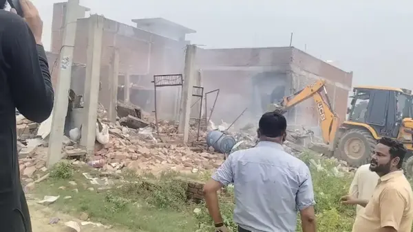 लखनऊ पटाखा फैक्ट्री विस्फोट: 4 की मौत, कई लोग मलबे में दबे, सीएम योगी ने दिए जांच के आदेश
