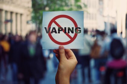 सिंगापुर ने वेपिंग पर लगाया कड़ा बैन: विदेशी नागरिकों के पास होंगे रद्द, बार-बार पकड़े जाने पर देश से निकाला जाएगा