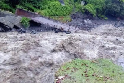 हिमाचल प्रदेश: कुल्लू की लगघाटी में बादल फटा, तबाही से बह गए घर और गाड़ियां