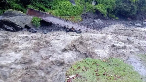 हिमाचल प्रदेश: कुल्लू की लगघाटी में बादल फटा, तबाही से बह गए घर और गाड़ियां