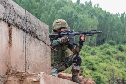 जम्मू-कश्मीर: सेना ने LoC पर घुसपैठ की कोशिश नाकाम, 2 आतंकी ढेर, एक जवान शहीद