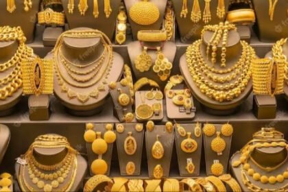 आज सोना-चांदी के भाव में तेजी: 24 कैरेट गोल्ड ₹99,242 प्रति 10 ग्राम, चांदी ₹1,13,931 प्रति किलो पर