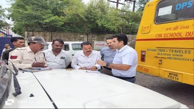 ग्वालियर में स्कूल बसों की जांच: बीमा और फिटनेस सर्टिफिकेट न मिलने पर 28 हजार का जुर्माना